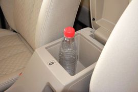 中央扶手箱空间