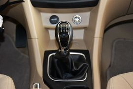 2016款宝骏730 1.5L手动标准型 5座