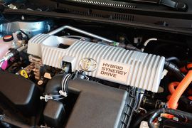 2016款丰田卡罗拉双擎1.8L CVT精英版
