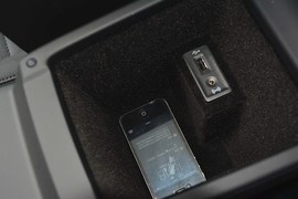 中央扶手箱空间