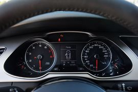 2016款奥迪A4L 35TFSI 典藏版 自动标准型