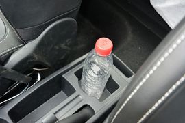 中央扶手箱空间