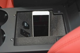 中央扶手箱空间