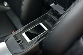 中央扶手箱空间