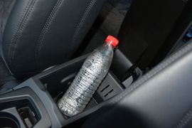 中央扶手箱空间