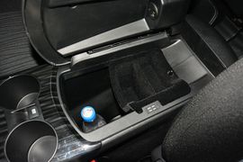 中央扶手箱空间