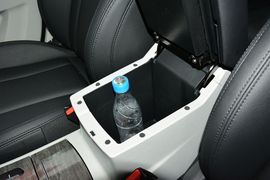 中央扶手箱空间