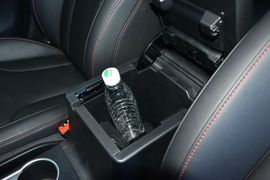 中央扶手箱空间