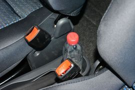 中央扶手箱空间