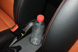 中央扶手箱空间