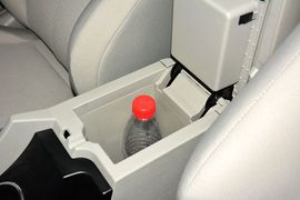 中央扶手箱空间