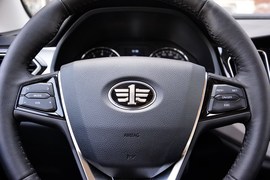 2016款一汽森雅R7 1.6L手动尊贵型