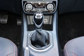 2016款一汽森雅R7 1.6L手动尊贵型