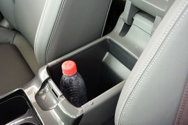 中央扶手箱空间