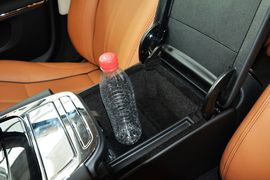 中央扶手箱空间