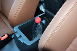 中央扶手箱空间