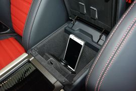 中央扶手箱空间