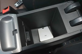 中央扶手箱空间