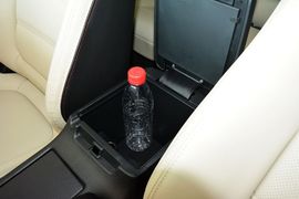 中央扶手箱空间