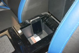 中央扶手箱空间