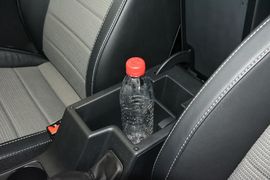 中央扶手箱空间