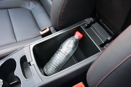 中央扶手箱空间