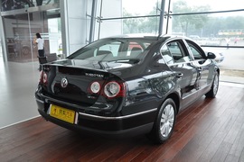2011款迈腾1.8TSI豪华黑内饰版