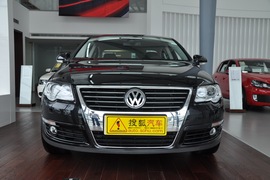 2011款迈腾1.8TSI豪华黑内饰版