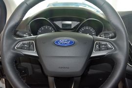 2015款福特福克斯三厢EcoBoost 125自动超能风尚型