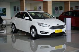 2015款福特福克斯三厢EcoBoost 125自动超能风尚型