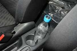 中央扶手箱空间