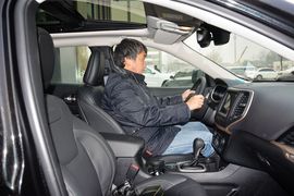 2016款Jeep自由光2.4L专业版+智能包