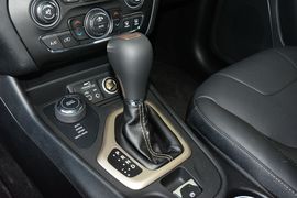 2016款Jeep自由光2.4L专业版+智能包