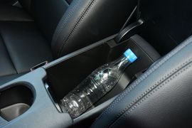 中央扶手箱空间