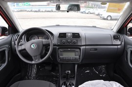 2011款斯柯达晶锐酷黑版实拍