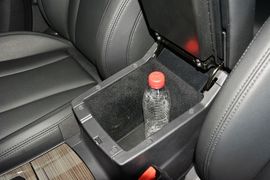 中央扶手箱空间