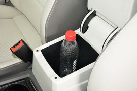 中央扶手箱空间