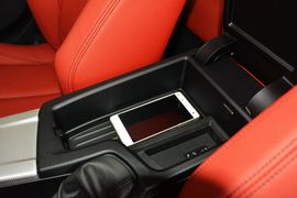 中央扶手箱空间