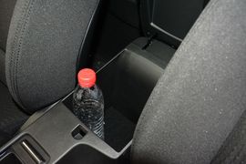 中央扶手箱空间