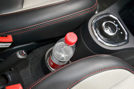 中央扶手箱空间