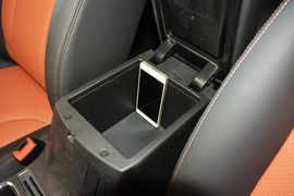 中央扶手箱空间