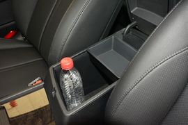 中央扶手箱空间