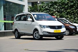2016款宝骏730 1.5T手动豪华型 7座