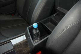 中央扶手箱空间