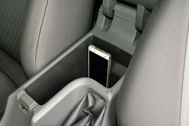 中央扶手箱空间