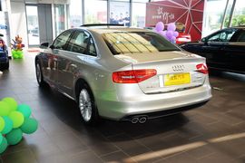 2016款奥迪A4L 35TFSI典藏版 S line舒适型
