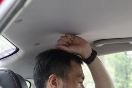 后排头部空间