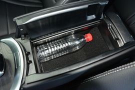 中央扶手箱空间