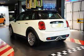 2016款MINI COOPER S 2.0T先锋派 五门版