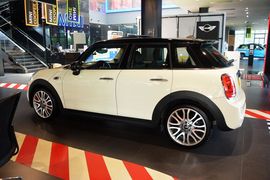 2016款MINI COOPER S 2.0T先锋派 五门版